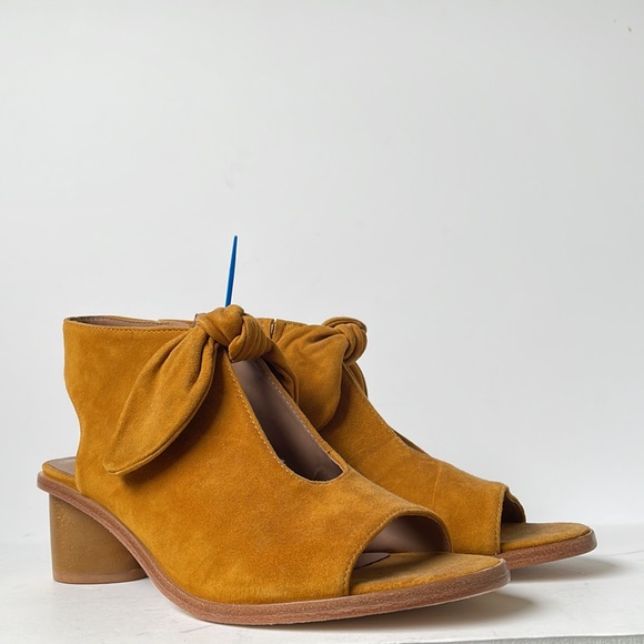 bernardo leather peep toe sandals